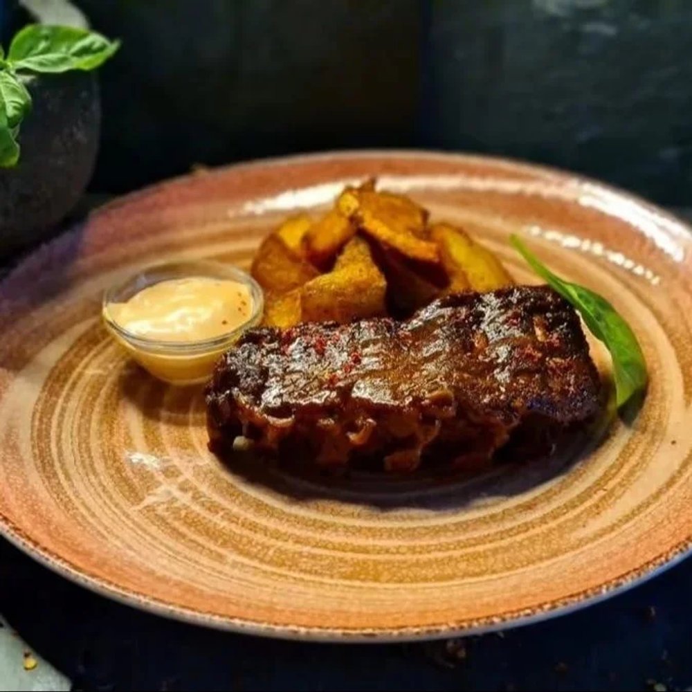 HALF RIBS CU CARTOFI WEDGES SI SOS WHITE BBQ