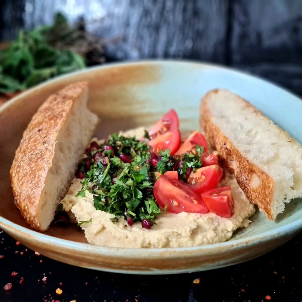HUMMUS CU TABBOULEH SI FOCACCIA