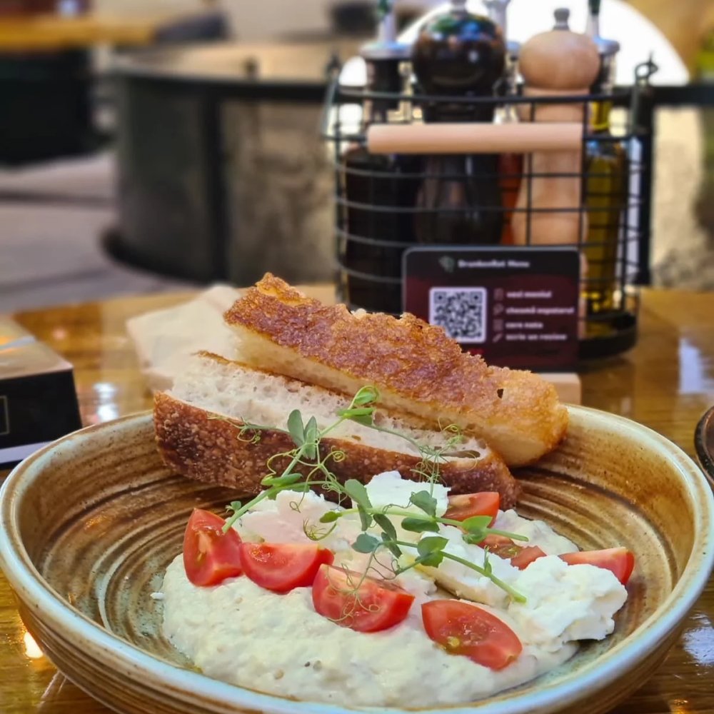SALATA VINETE CU FETA ROSII CHERRY SI FOCACCIA