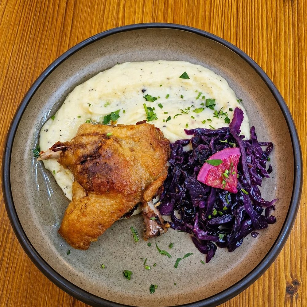 PULPA DE RATA CONFIT, PIURE FIN DE CARTOFI CU SALSA DE TRUFE NEGRE SI VARZA ROSIE AROMATA CU CITRICE